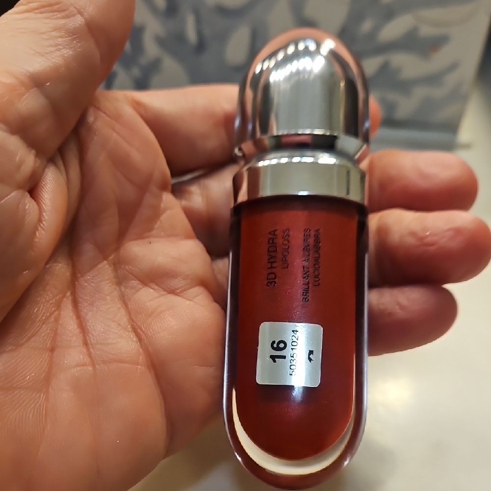 3D Hydra Lip Gloss in Black Packaging - Picture 6 of 14